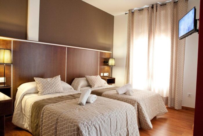 hotel-plaza-manjon-habitacion 2 camas